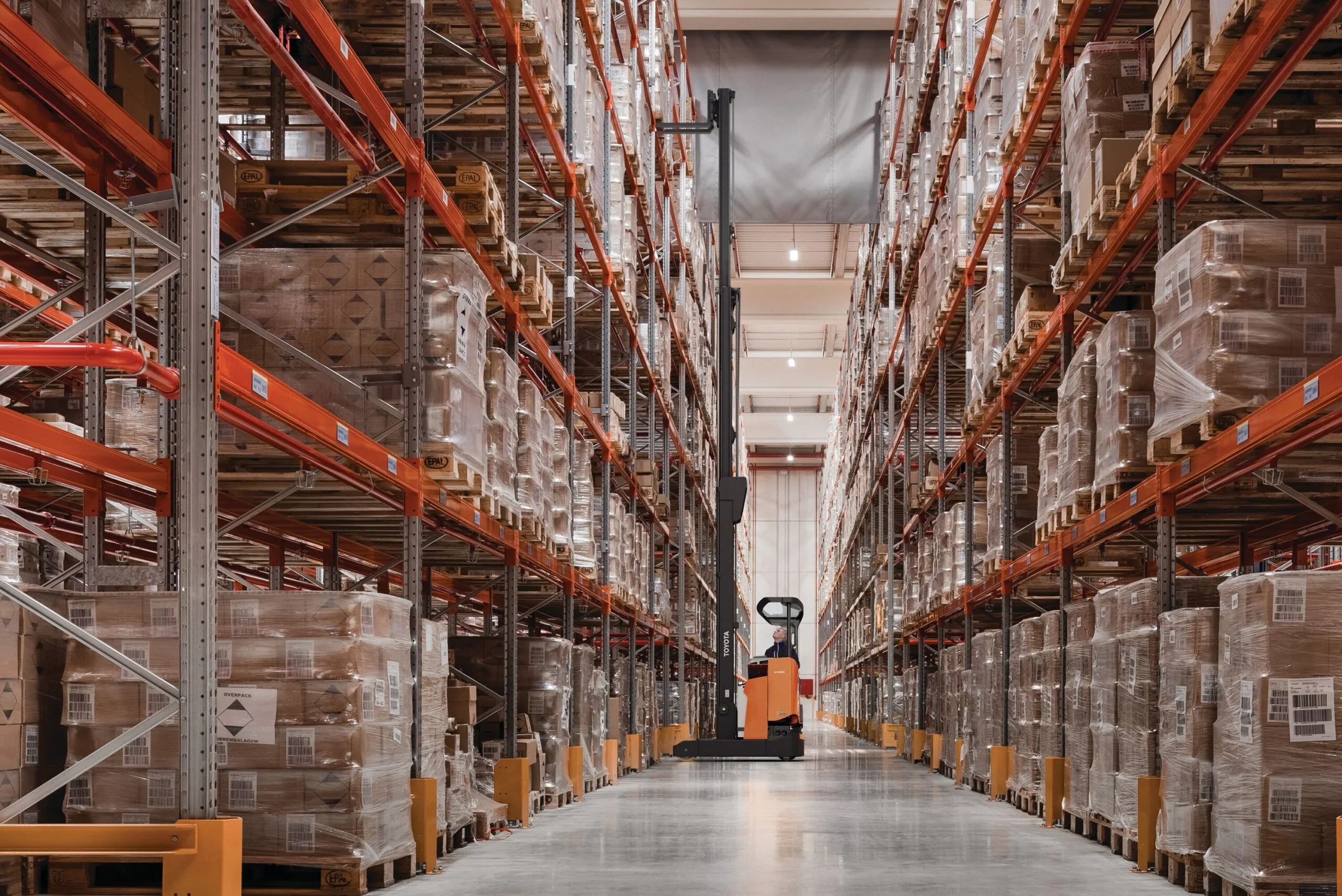 Reach Truck 12 Meter : Angkat Beban Lebih Tinggi dengan Stabil